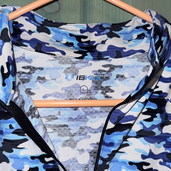 IBKUL women’s top size L blue black and white camo EUC - Picture 2 of 5